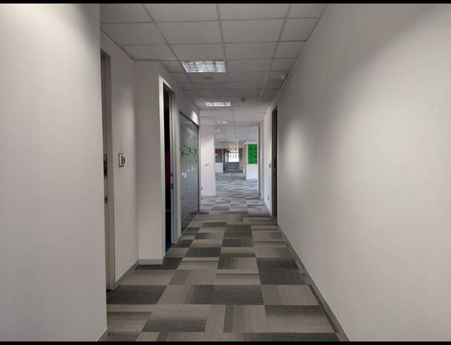 1,091M² OFFICE TO LET IN BRYANSTON